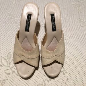 Cream Betsey sparkly poly pump sz 8